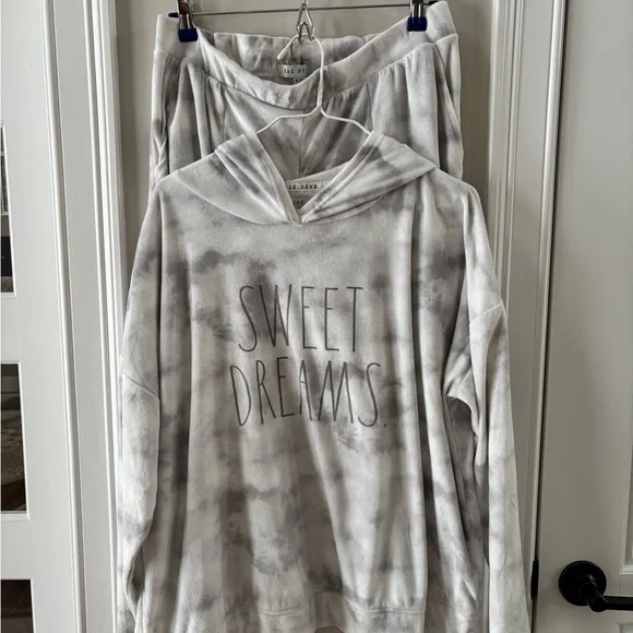 Rae Dunn Lounge Set - Picture 7 of 8